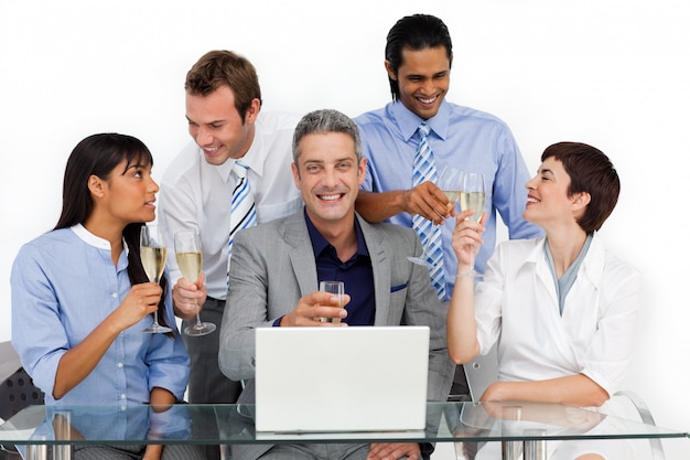 Vrolijke zakelijke team roosteren met Champagne