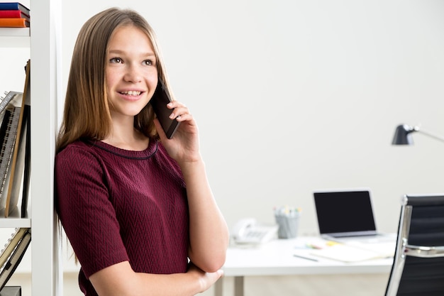 Vrolijke zakenvrouw aan de telefoon