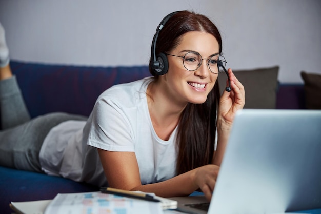 Vrolijke zakenvrouw die thuis online werkt tijdens isolatie