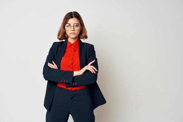 Vrolijke zakenvrouw in een pak gebaren met haar handen werk manager lichte achtergrond