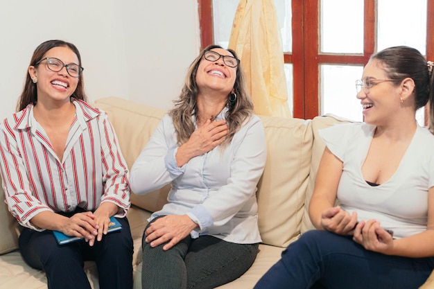 Vrolijke zakenvrouwen bespreken terwijl ze genieten op kantoor