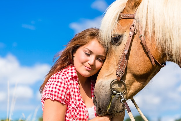 Vrouw aaien paard op pony boerderij