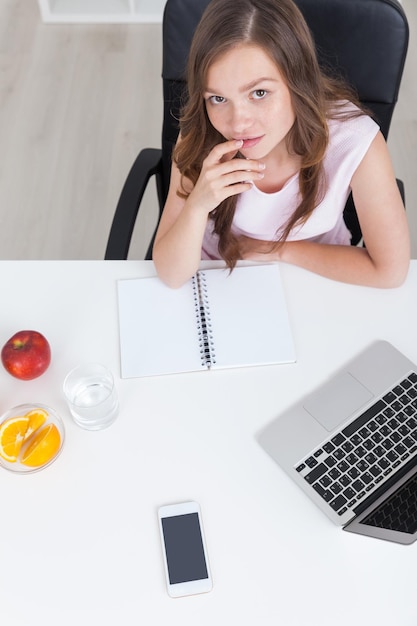 Vrouw aan bureau