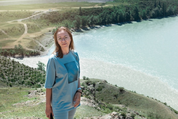 Vrouw aan de samenvloeiing van twee rivieren Katun en Chuya in het Altai-gebergte