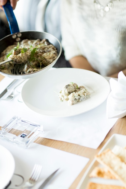 Vrouw aan de tafel in het restaurant