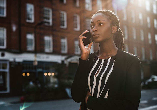 Vrouw aan de telefoon tijdens het lopen