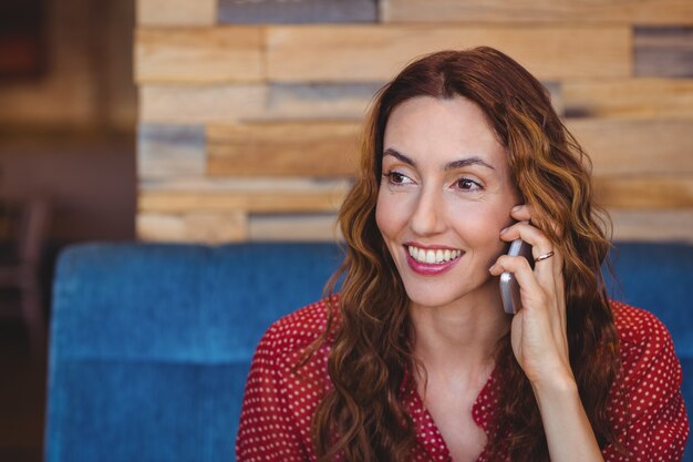 Vrouw aan de telefoon