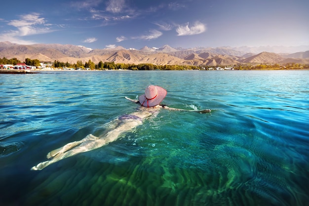 Vrouw aan het Issyk Kul-meer