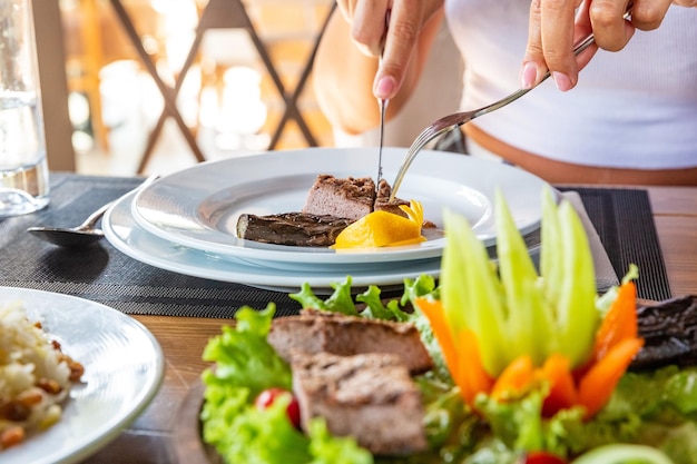 Vrouw aan het lunchen in een café