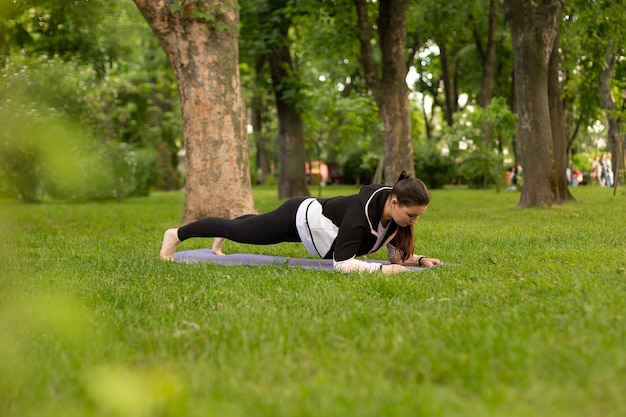 Vrouw aan het sporten, toont oefening van pilates