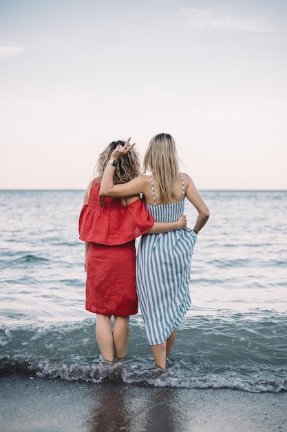 Vrouw aan het strand verblijf in een zeewater