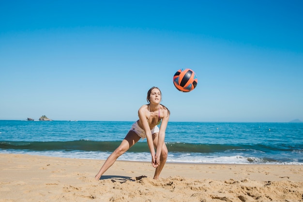 Foto vrouw aan het strand volleybal op een tropisch strand