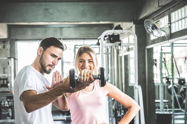 Vrouw aan het trainen in sportfitnesscentrumPaar trainen bij Gym