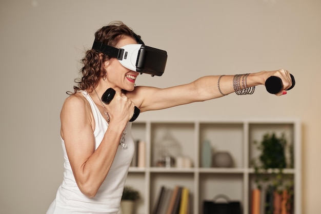 Vrouw aan het trainen in VR-headset