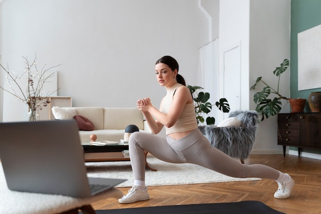 Foto vrouw aan het trainen na online fitnessinstructeur