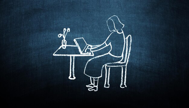 Vrouw aan het typen op een laptop zittend aan een tafel schoolbord tekenen