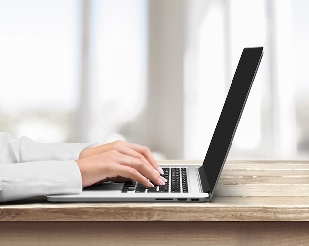 Vrouw aan het typen op laptop