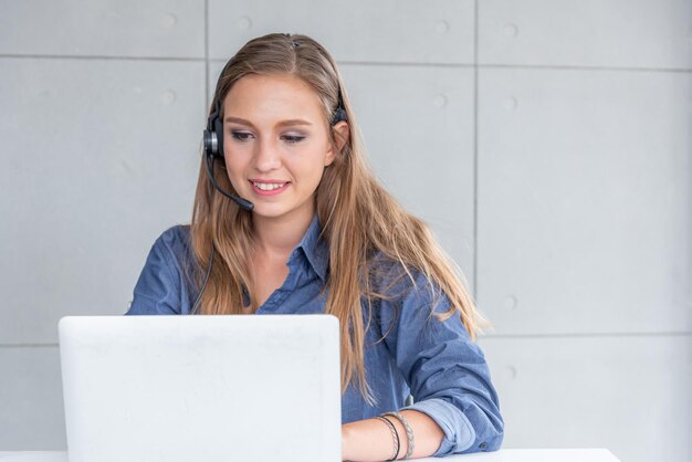 Vrouw aan het werk callcenter service klantenondersteuning of verkoopagent geeft advies