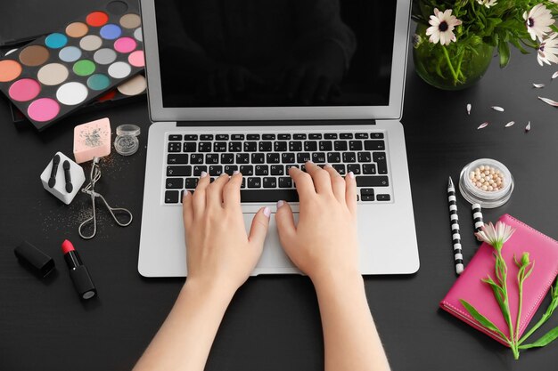 Vrouw aan het werk met laptop aan tafel