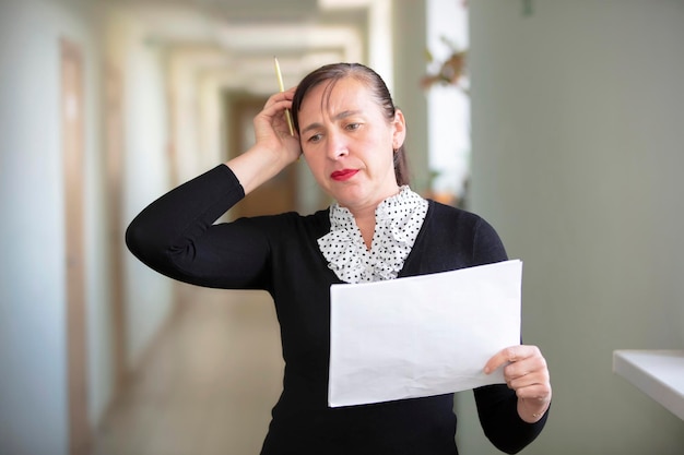 Vrouw aan het werk met papieren De werknemer lost het probleem op