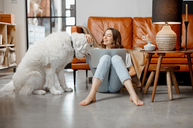 Vrouw aan het werk thuis zitten met hond