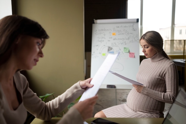 Foto vrouw aan het werk tijdens zwangerschap