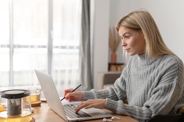 Foto vrouw aan het werk vanuit huis medium shot