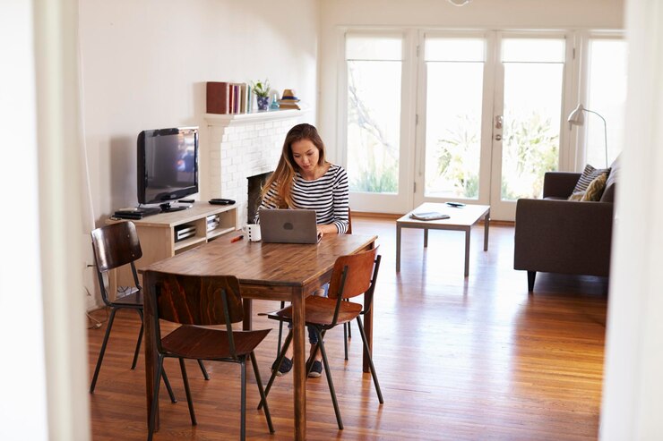 Foto vrouw aan het werk vanuit huis met behulp van laptop op eettafel