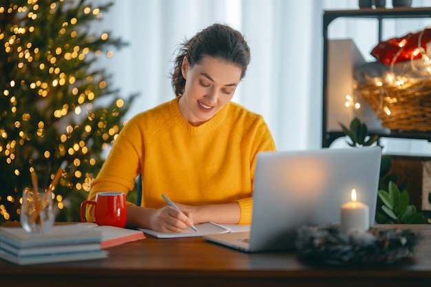 Vrouw aan het werk voor Kerstmis