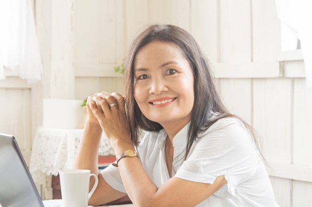 Foto vrouw aan het werk