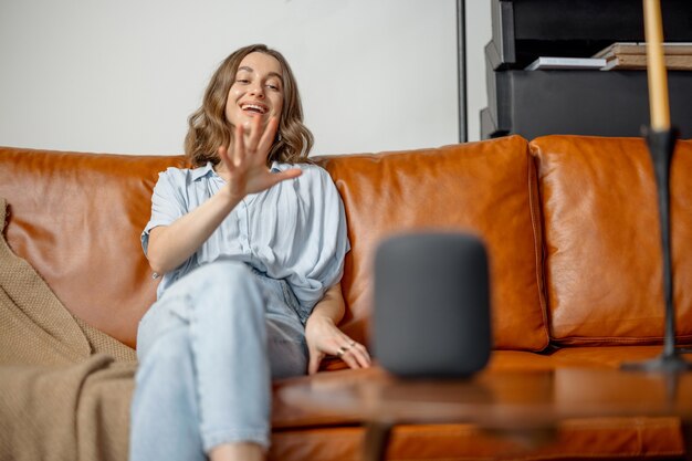 Vrouw aan het woord met audio-assistentkolom