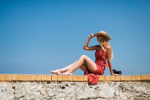 vrouw aan zee met golven en blauwe lucht