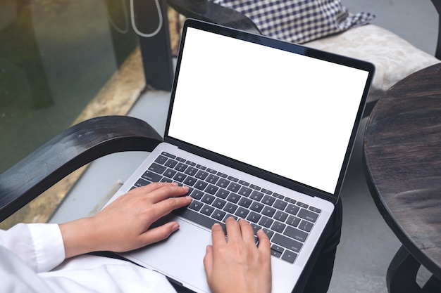 Vrouw aanraken en typen op laptop