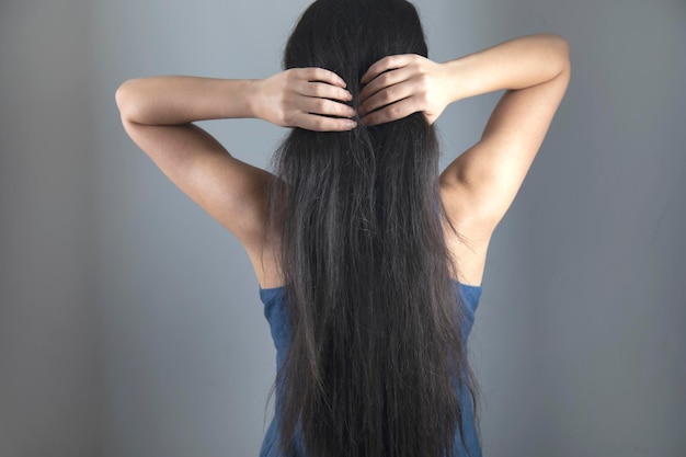 Vrouw aanraken in lang haar