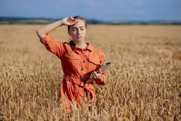 Vrouw agronoom met tabletcomputer op het gebied van tarwe kwaliteitscontrole