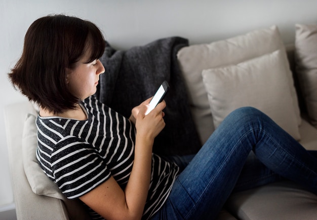 Vrouw alleen met haar telefoon in de hand