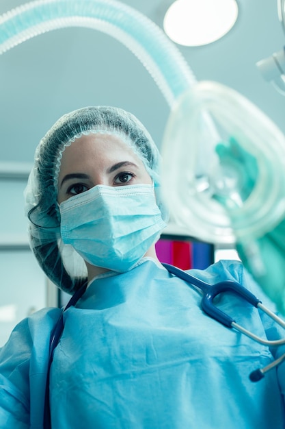 Vrouw anesthesist in medisch uniform met een masker voor algemene anesthesie