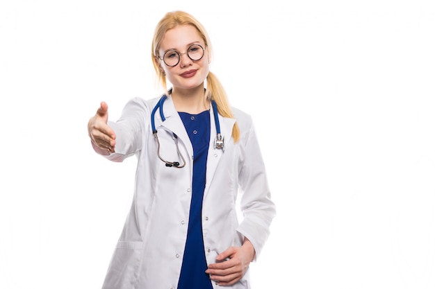 Vrouw arts in witte jas geeft hand