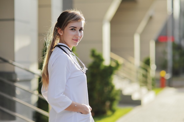 Vrouw arts of verpleegster in medisch uniform, stethoscoop om haar nek