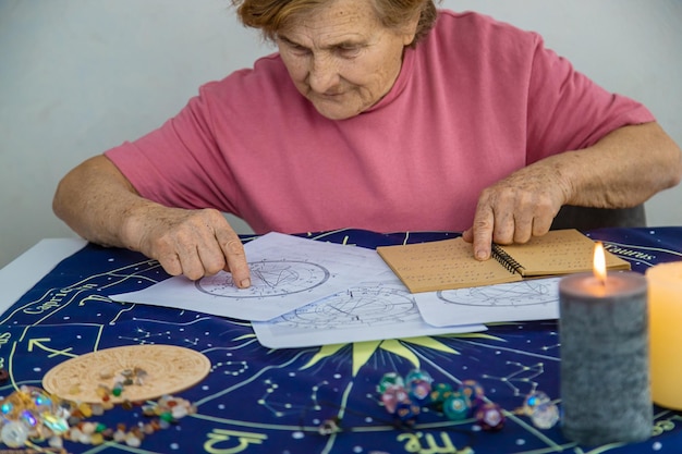 Vrouw astroloog tekent een geboortehoroscoop Selectieve focus