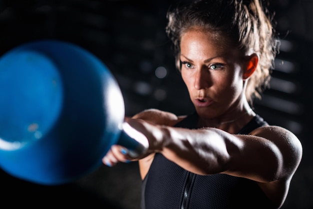 Vrouw atleet trainen met kettlebell