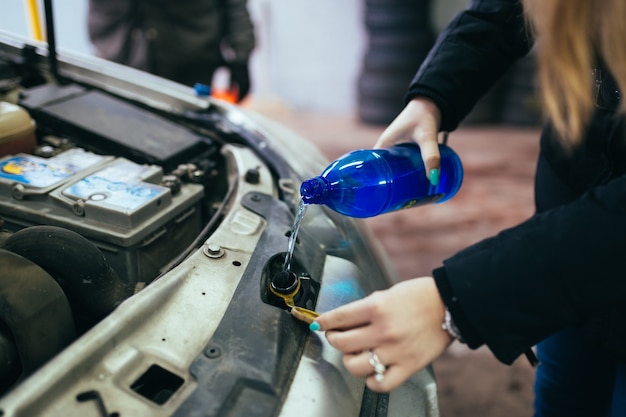 Vrouw auto repareren