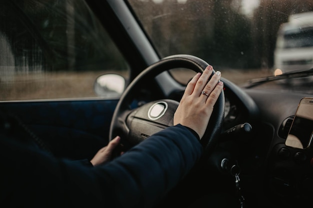 vrouw automobilist handen op het stuur