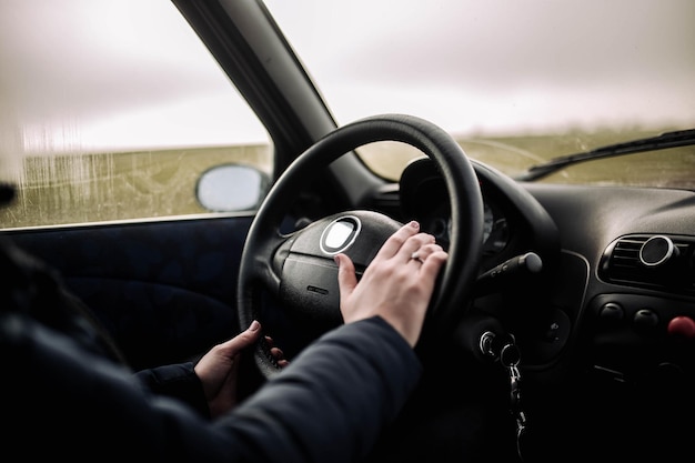 vrouw automobilist handen op het stuur