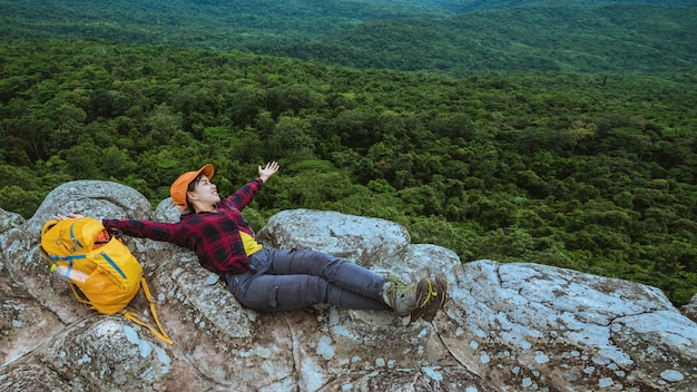 Foto vrouw aziaten reizen ontspannen in de vakantie. bekijk de bergnatuur op de kliffen.