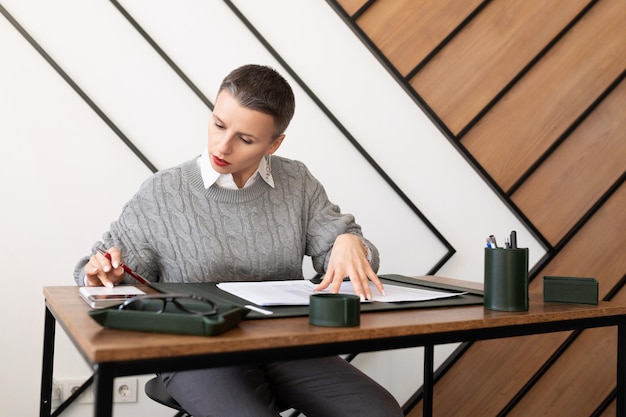 Vrouw baas op kantoor werken aan de balie