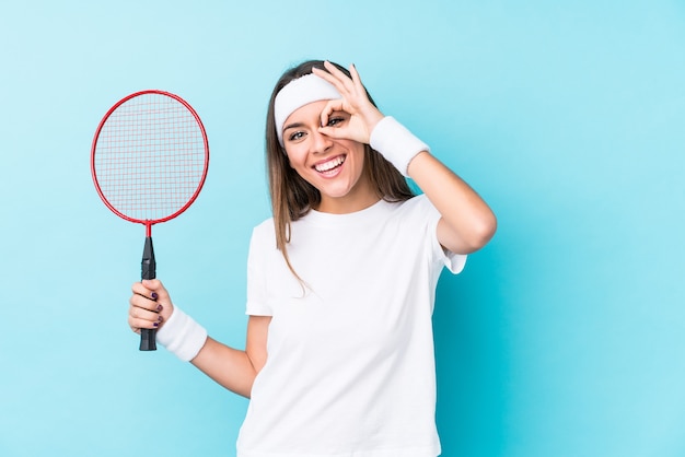 Vrouw badminton kleding dragen in de studio