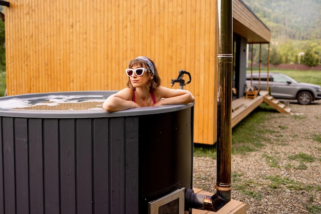 Vrouw badt in een hot tub buiten