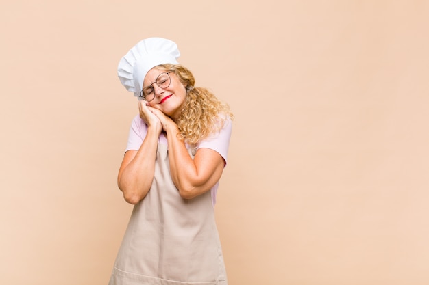 Vrouw bakker van middelbare leeftijd verliefd voelen en er schattig uitzien