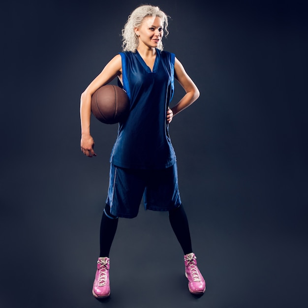 Vrouw basketballer in blauwe trui